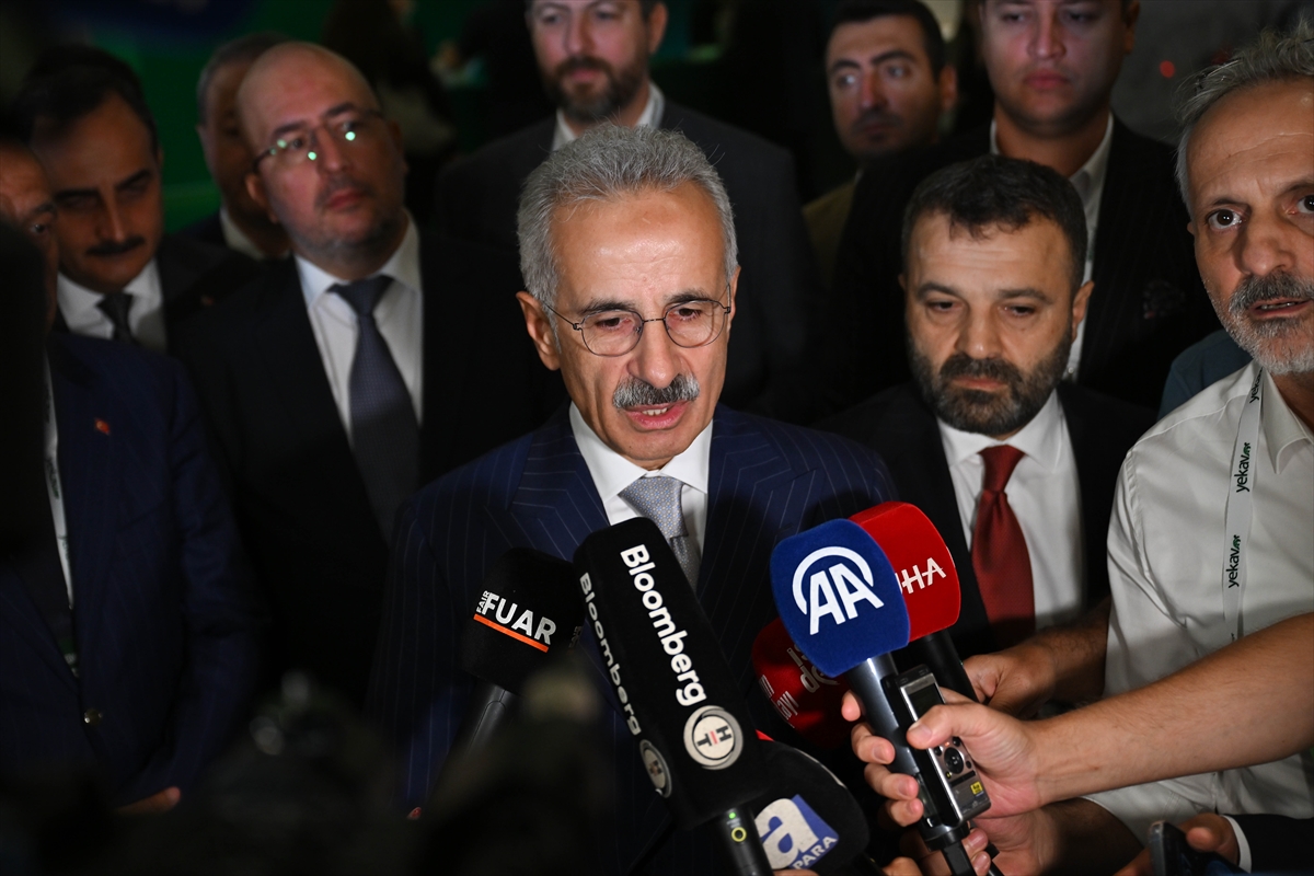 Bakan Uraloğlu, Sürdürülebilir Ulaşım Zirvesi'nde konuştu: