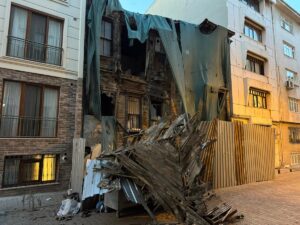 İSTANBUL (AA) – Bakırköy'de iki katlı metruk binada kısmi çökme