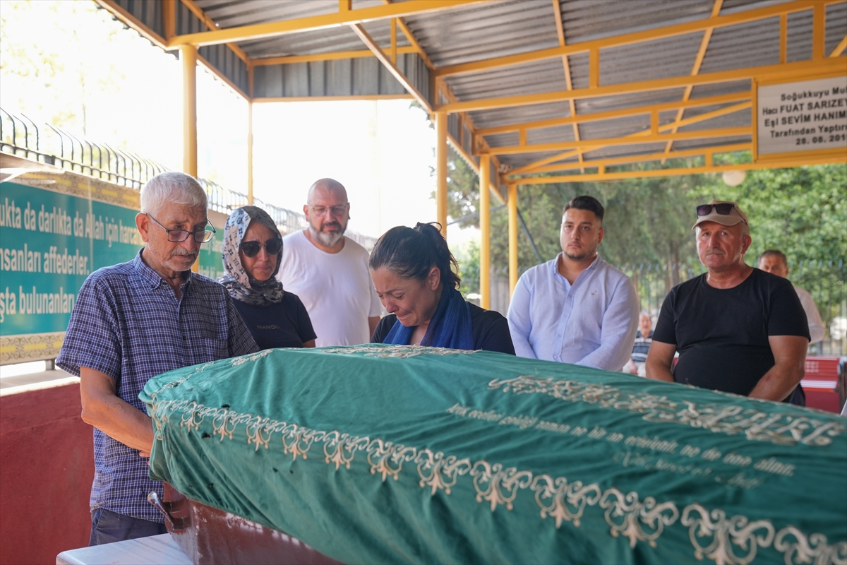 Balıkesir merkezli depremde hayatını kaybeden kişinin cenazesi İzmir'de defnedildi