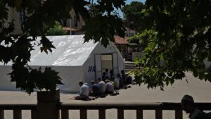 - Depremde hasar aldığı tespit edilen cami, geçici olarak ibadete