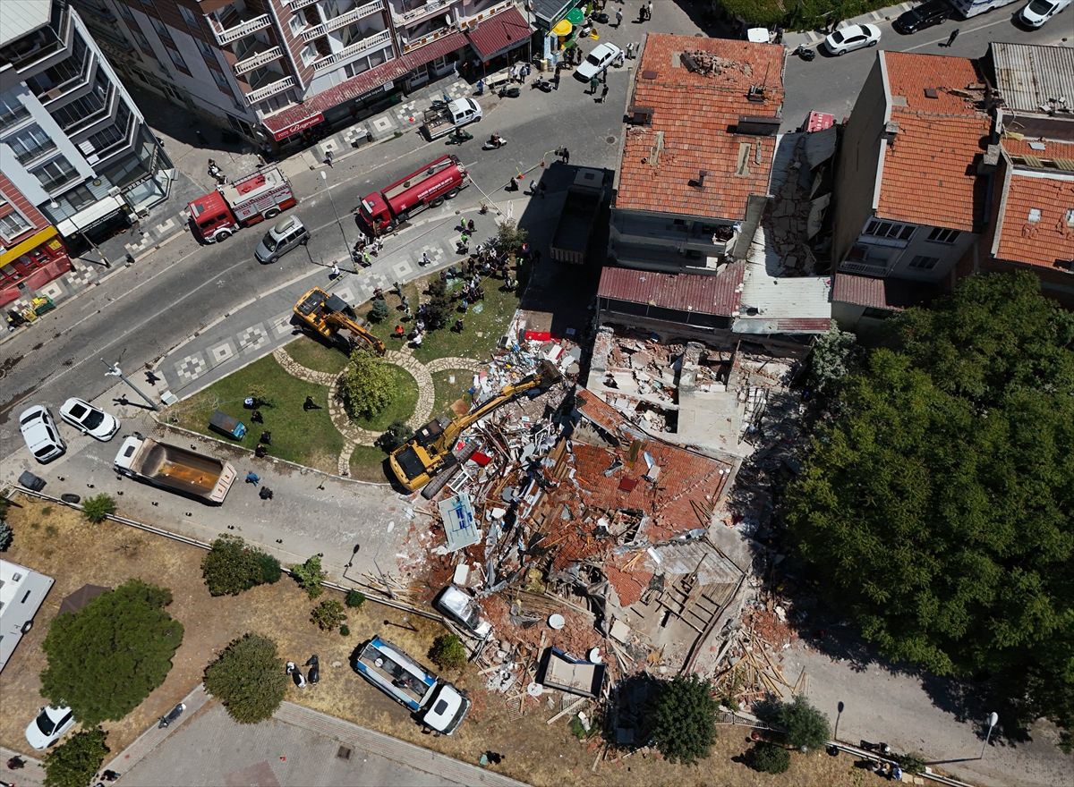 Balıkesir'deki depremde yıkılan binanın enkazı kaldırılmaya başlandı