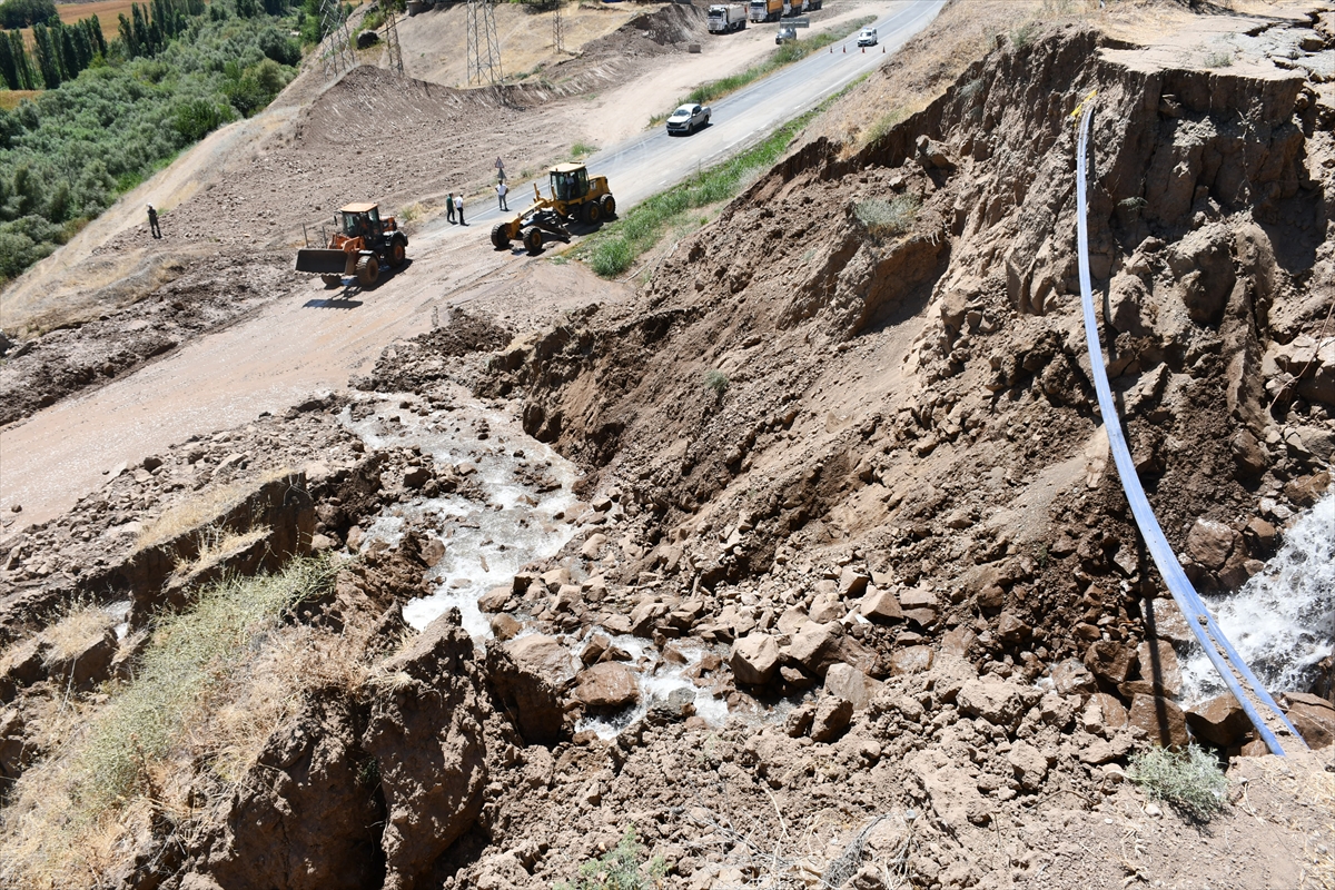 Batman'da sulama kanalından akan su ve çamur nedeniyle kara yolu ulaşıma kapandı