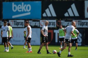 - Siyah-beyazlı takımda sakatlıkları bulunan Mustafa Hekimoğlu ve Can Keleş