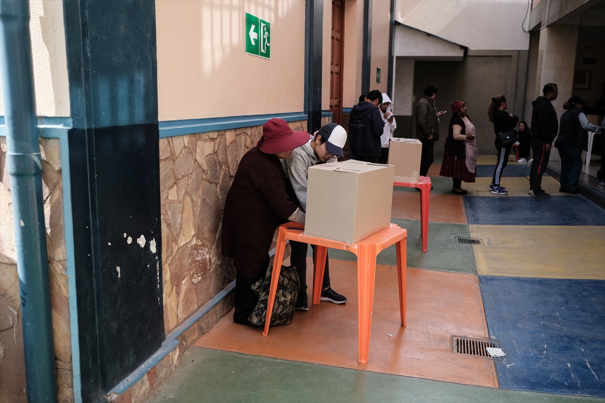 Bolivya'da devlet başkanı seçimi için oy kullanma işlemi başladı