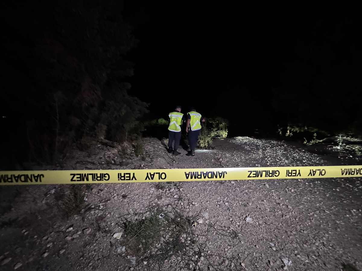 Bolu Dağı'nda park halindeyken hareket ederek uçuruma yuvarlanan kamyonetin sürücüsü yaralandı