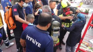 BOLU (AA) – Bolu'da yangın çıkan apartmanda mahsur kalan 2