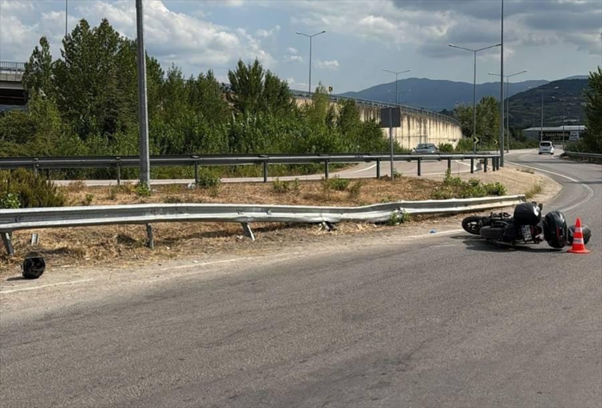 Bursa'da bariyere çarpan motosikletin sürücüsü öldü