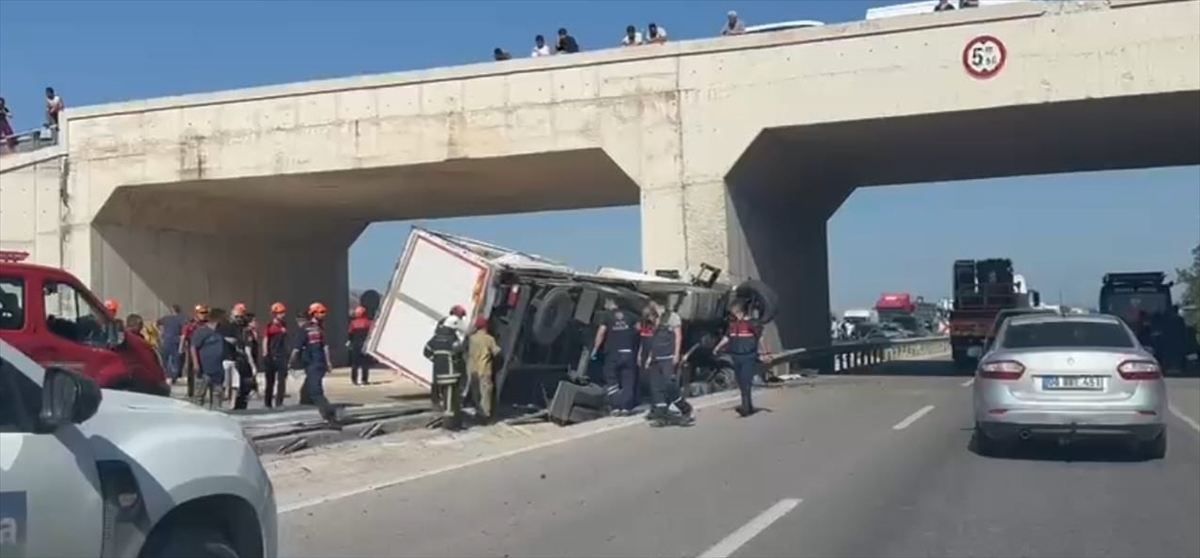 Bursa'da köprü ayağına çarpan kamyonun sürücüsü hayatını kaybetti