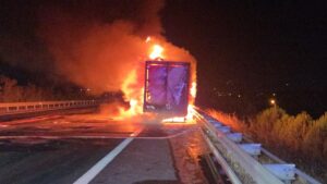 - Yangın nedeniyle İstanbul-İzmir Otoyolu'nun Bursa istikameti ulaşıma kapatıldı