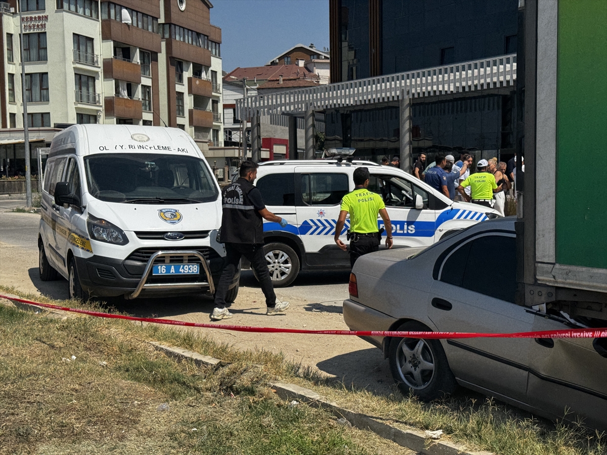 Bursa'da tıra arkadan çarpan otomobilin sürücüsü öldü