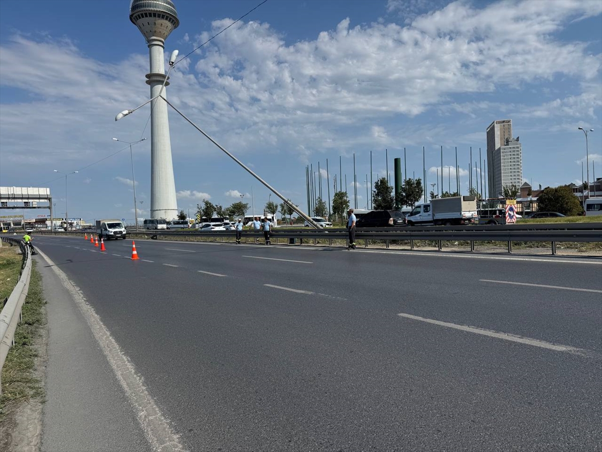 Büyükçekmece'de D-100 kara yolundaki aydınlatma direği fırtına nedeniyle yan yattı