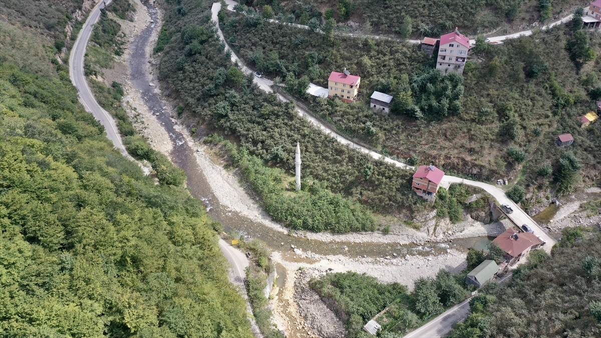 Camisi sel sularına kapılan minare afetin izlerini taşıyor