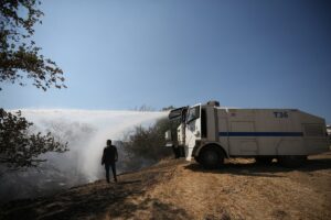 ÇANAKKALE (AA) – Çanakkale'de arazide çıkan yangına havadan ve karadan