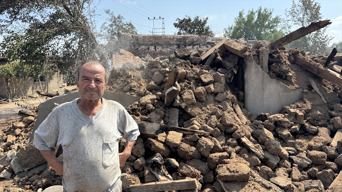 Çanakkale'deki yangında evi yanan vatandaş babası ve dedesinin fotoğraflarının yanmasına üzülüyor