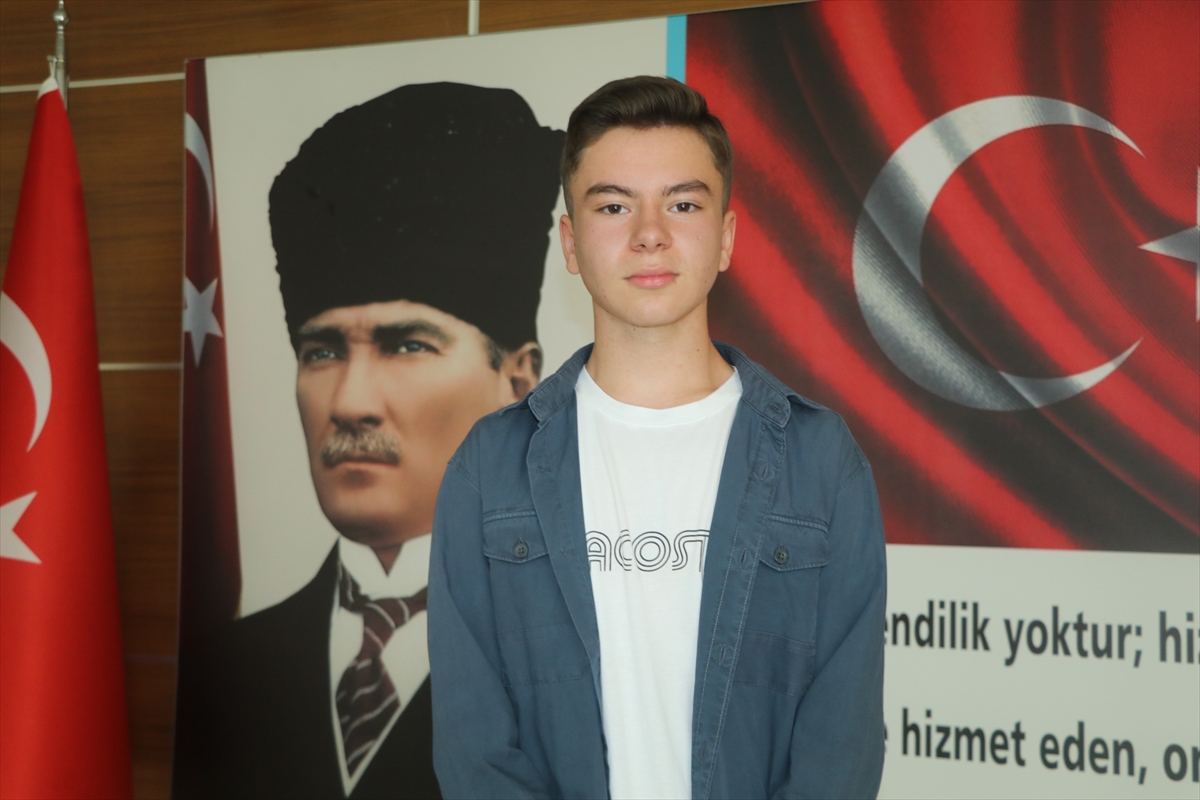 Çankırı'da rüzgarda ters dönen Türk bayraklarını düzelten çocuk, Valilik makamında ağırlandı