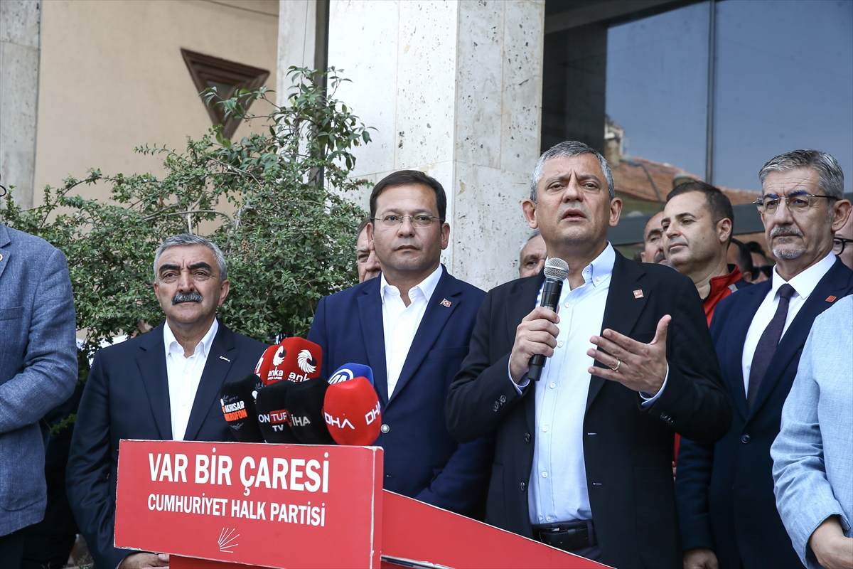 CHP Genel Başkanı Özel, 6,1 büyüklüğünde depremin yaşandığı Sındırgı'da açıklama yaptı: