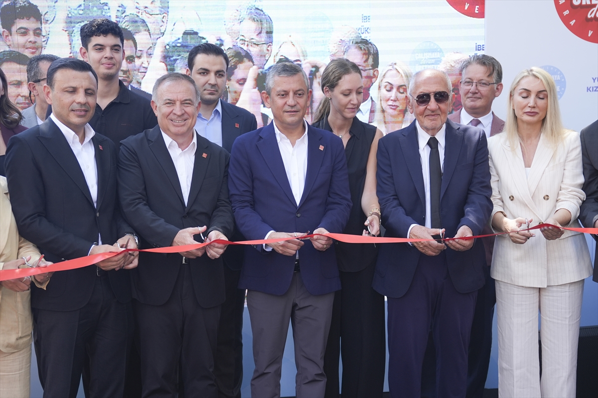 CHP Genel Başkanı Özel, İstanbul'da kreş ve öğrenci yurdu açılışına katıldı