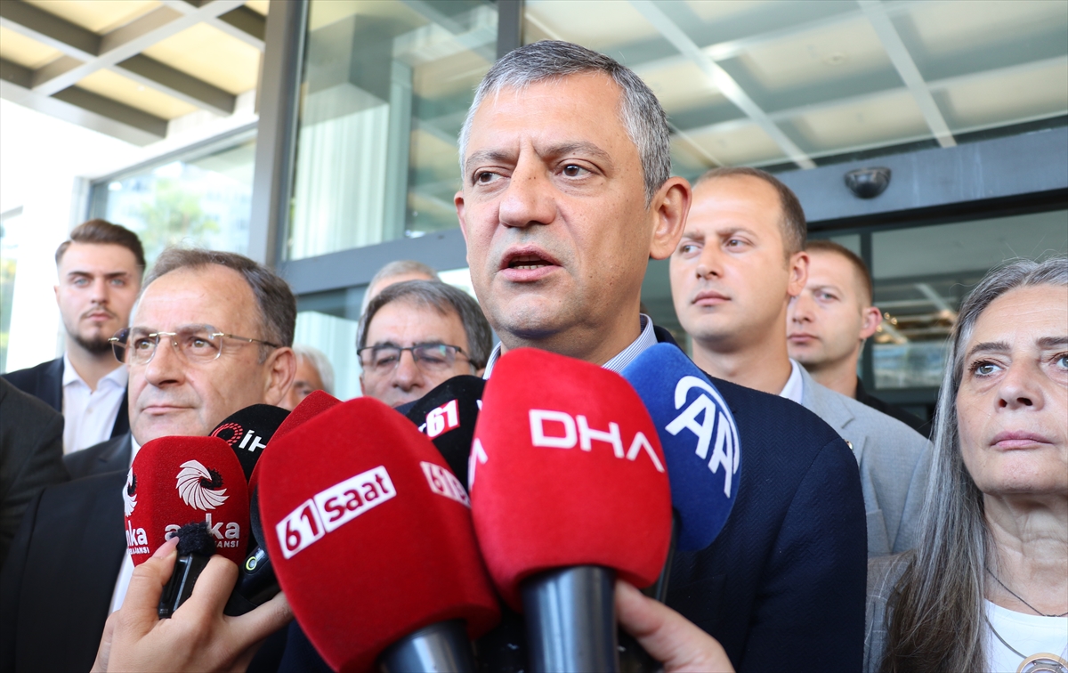 CHP Genel Başkanı Özgür Özel, Trabzon'da ziyaretlerde bulundu