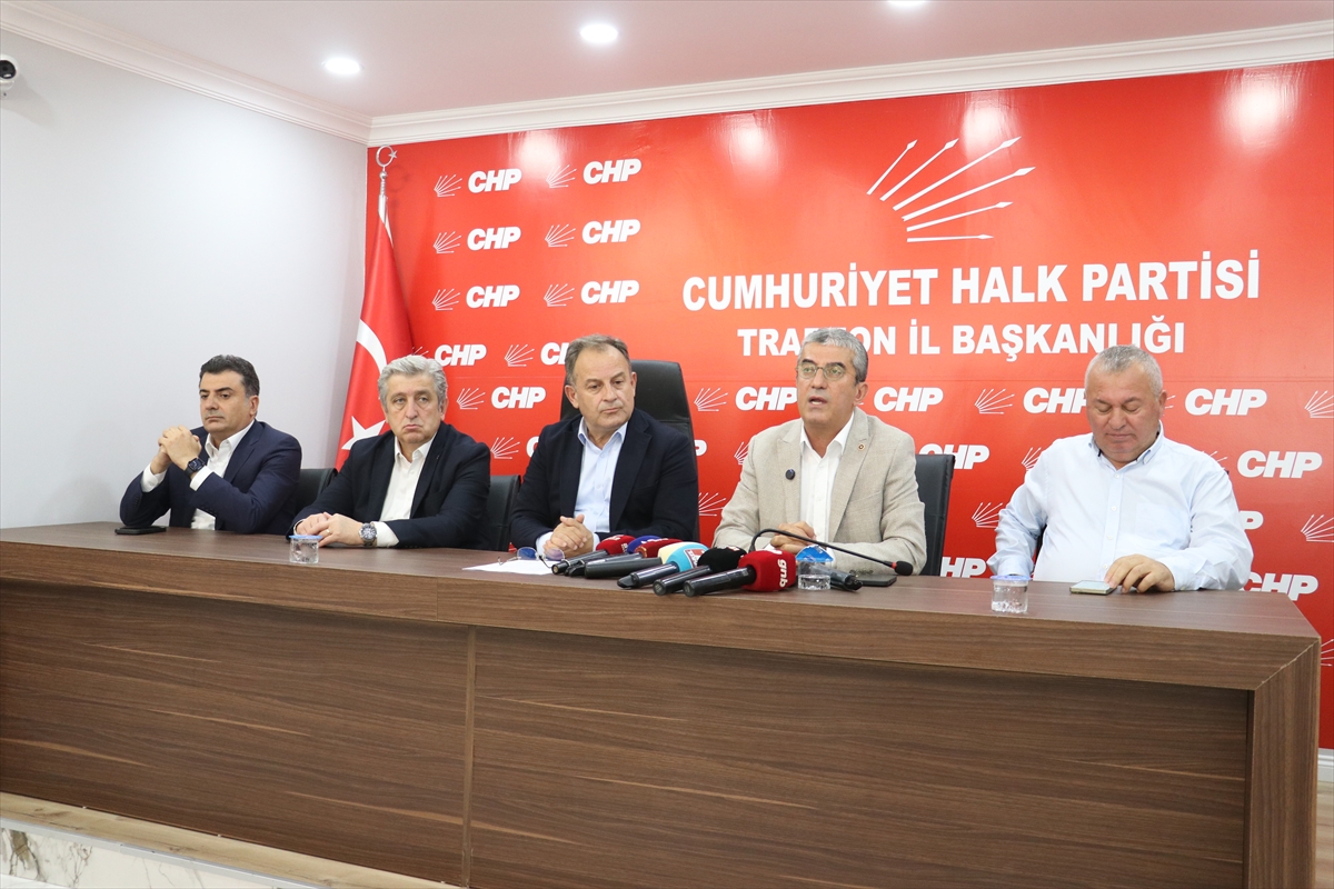 CHP heyeti, saha çalışmaları kapsamında Trabzon'da gazetecilerle bir araya geldi