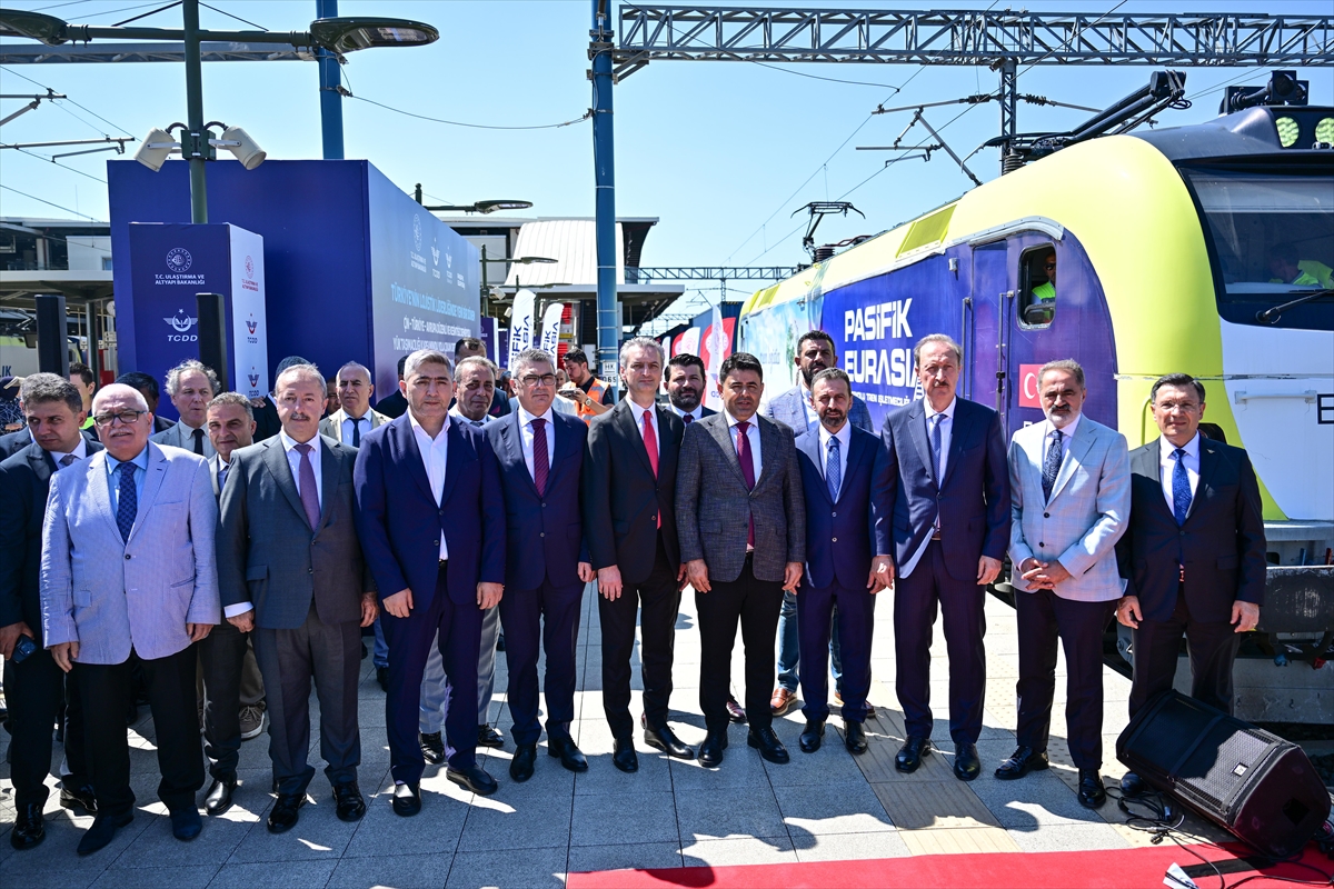 Çin'den yola çıkan yük trenleri İstanbul'da karşılanarak Avrupa'ya uğurlandı