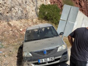 ÇORUM (AA) – Çorum'un Laçin ilçesinde otomobilin devrilmesi sonucu 4