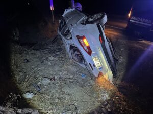 ÇORUM (AA) – Çorum'un Alaca ilçesinde otomobilin devrilmesi sonucu 5