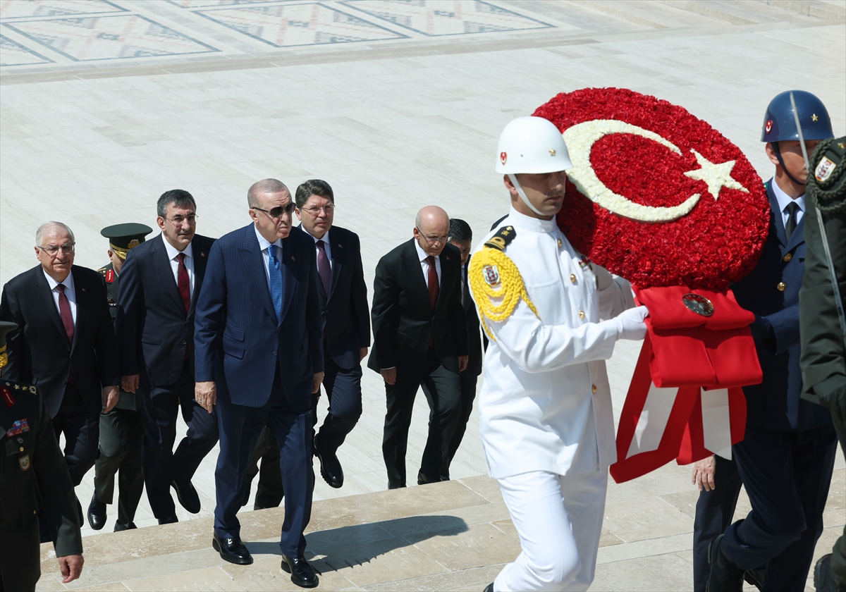Cumhurbaşkanı Erdoğan başkanlığındaki YAŞ üyeleri Anıtkabir'i ziyaret etti