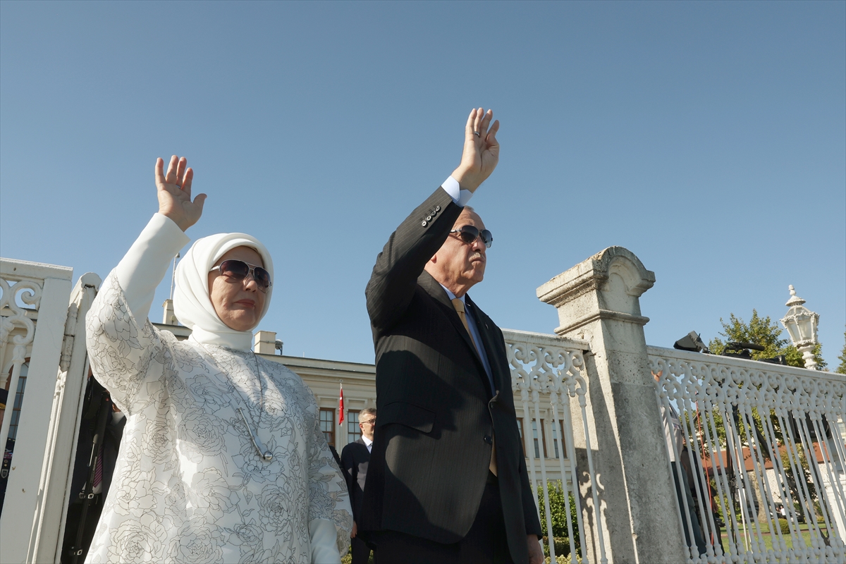 Cumhurbaşkanı Erdoğan, TEKNOFEST Mavi Vatan kapsamında İstanbul Boğazı'ndan geçen gemileri selamladı