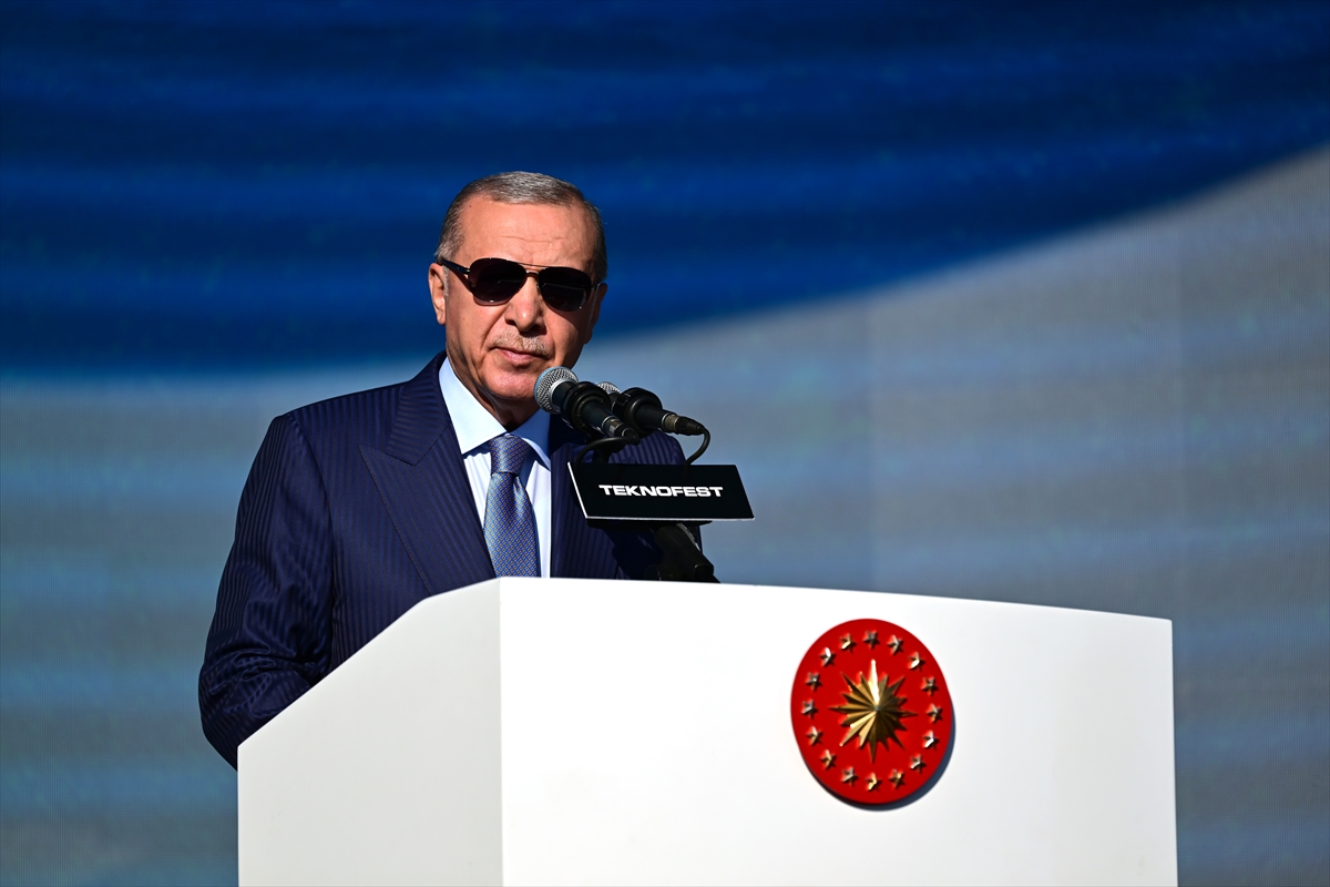 Cumhurbaşkanı Erdoğan: “Ülkemizin iftihar vesilesi olan savunma sanayimiz kelimenin tam anlamıyla her alanda destan yazıyor.”