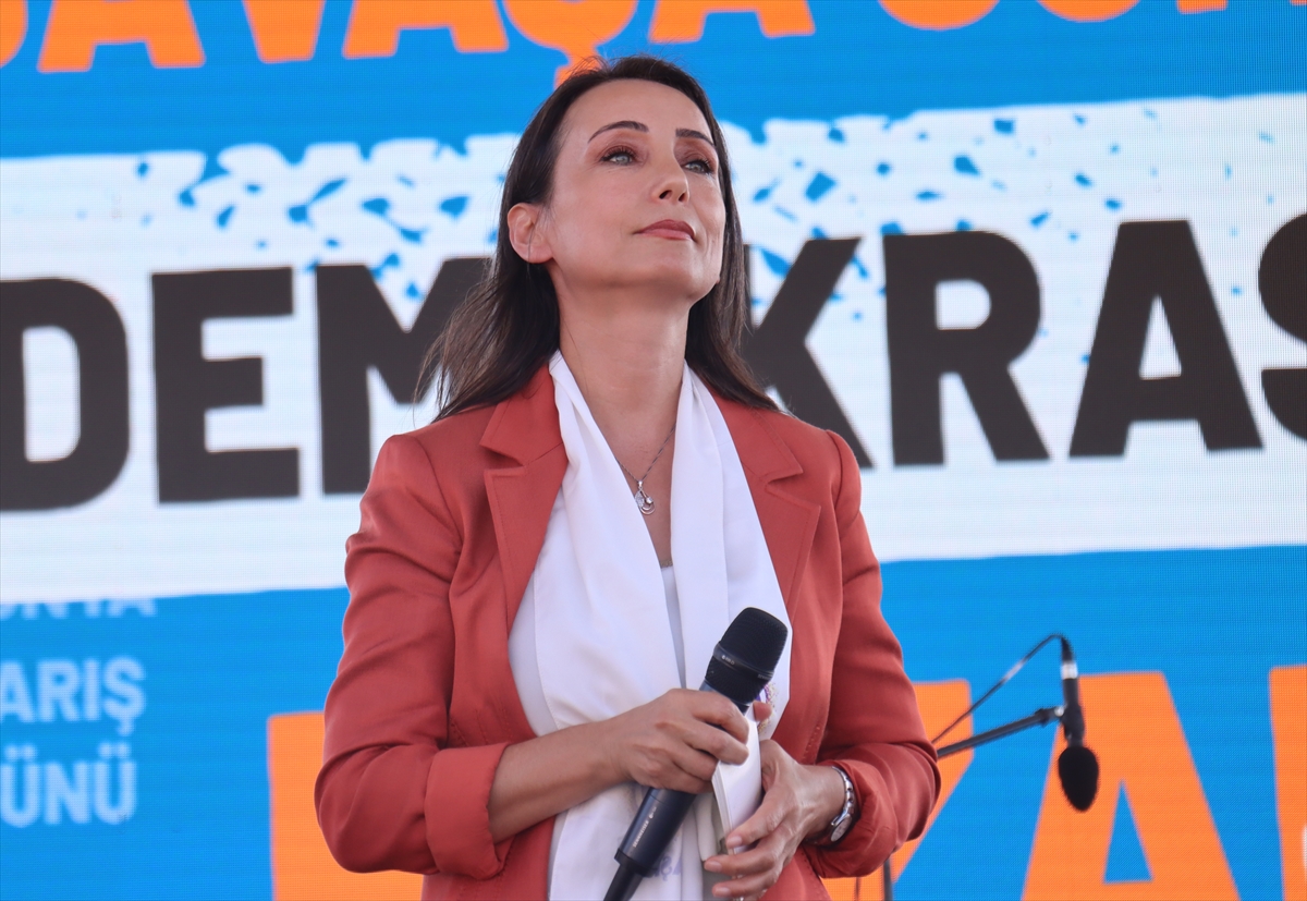 DEM Parti Eş Genel Başkanı Hatimoğulları, İstanbul'da “1 Eylül Dünya Barış Günü Mitingi”ne katıldı