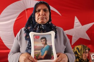 DİYARBAKIR (AA) – Dağa kaçırılan çocukları için eski HDP il