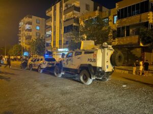 - Seken kurşunlar, çevredeki 2 araca isabet etti