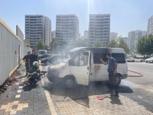 DİYARBAKIR (AA) – Diyarbakır'ın merkez Kayapınar ilçesinde park halindeyken alev