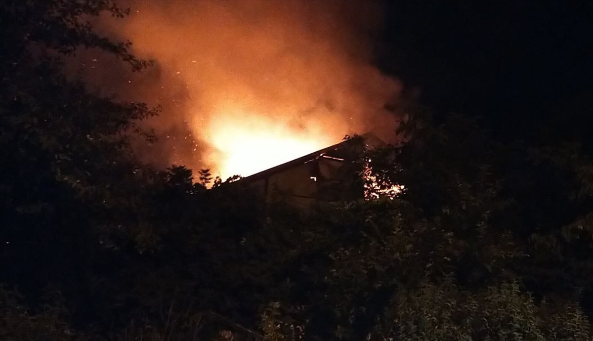 Düzce'de çıkan ev yangınında çatı katı kullanılamaz hale geldi