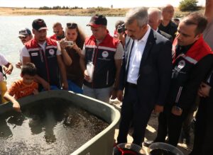 - Vali Yunus Sezer gölete balıkları çocuklarla saldı