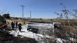 EDİRNE (AA) – Edirne'nin Süloğlu ilçesinde seyir halindeki akaryakıt tankerinde