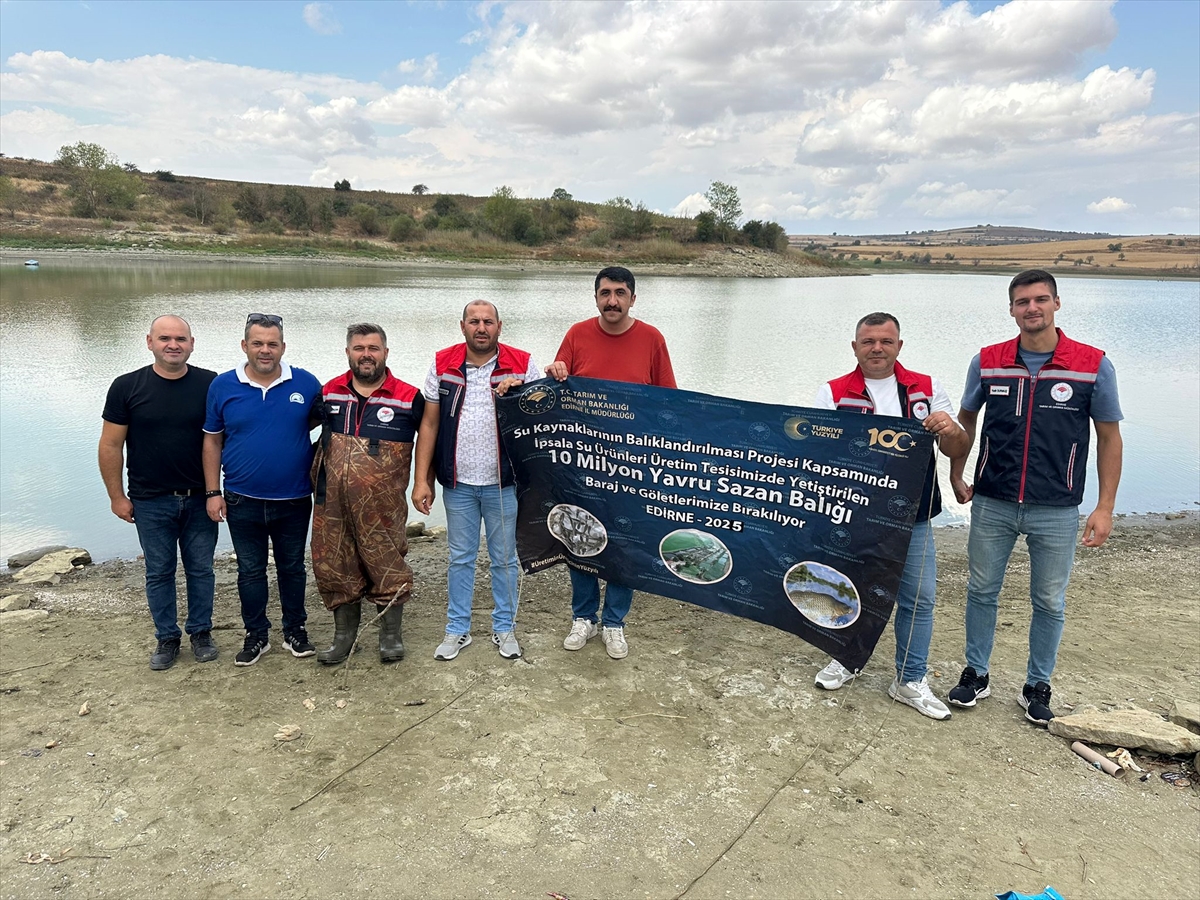 Edirne'de üretilen 975 bin 440 pullu sazan yavrusu Tekirdağ'daki göletlere bırakıldı