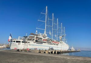 İZMİR (AA) – Dünyanın en büyük yelkenli yolcu gemilerinden "Club