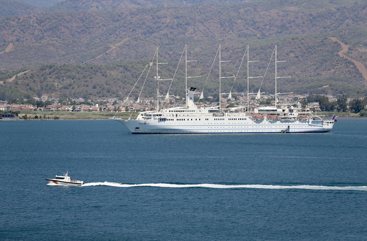 En büyük yelkenli yolcu gemilerinden “Club Med 2” Fethiye Körfezi’ne demirledi