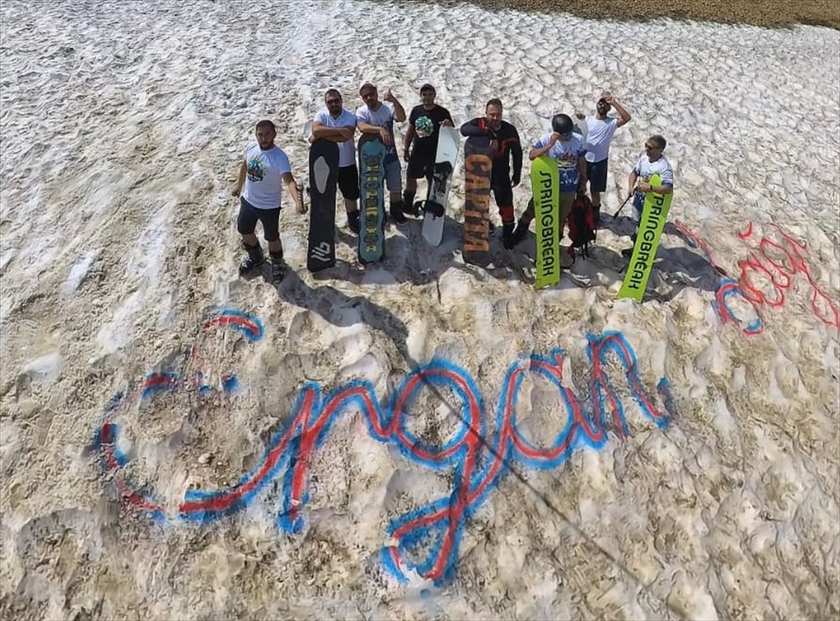 Erzincan'da ağustosta karda kayak ve snowboard yaptılar