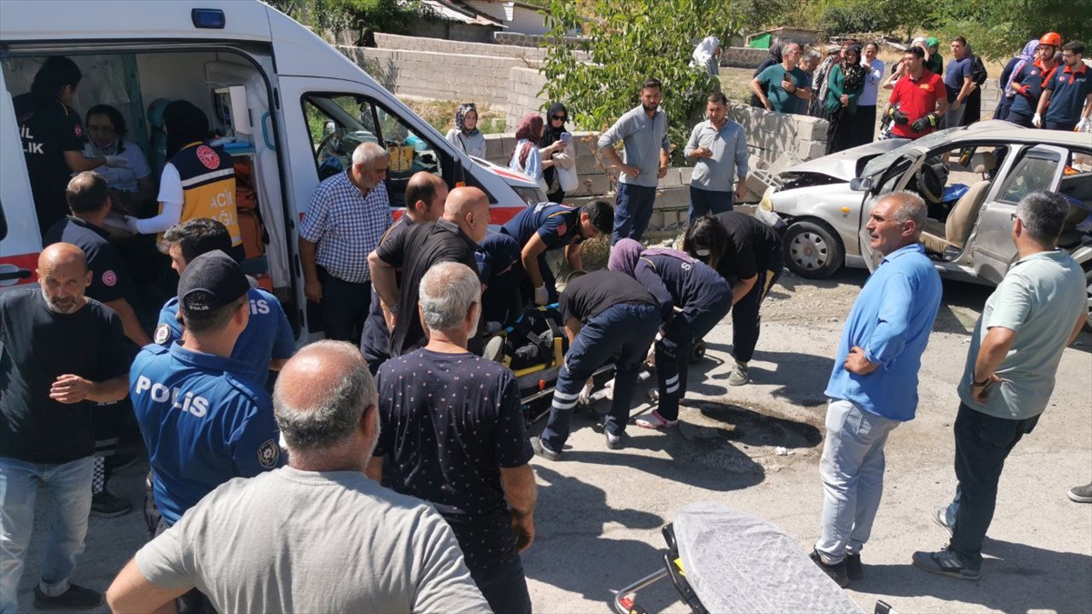 Erzincan'da bahçe duvarına çarpan otomobildeki 1 kişi öldü, 3 kişi yaralandı