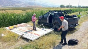 ERZİNCAN (AA) – Erzincan'da kamyonetin devrilmesi sonucu 3 kişi yaralandı.