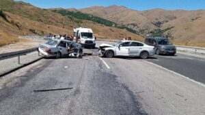 ERZİNCAN (AA) – Erzincan'da iki otomobilin çarpışması sonucu 3 kişi