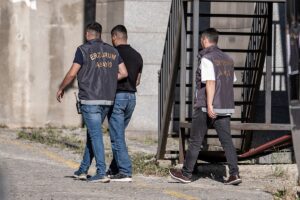 ERZURUM (AA) – Erzurum'da iş yerlerinin önünde 2 kişiyi silahla