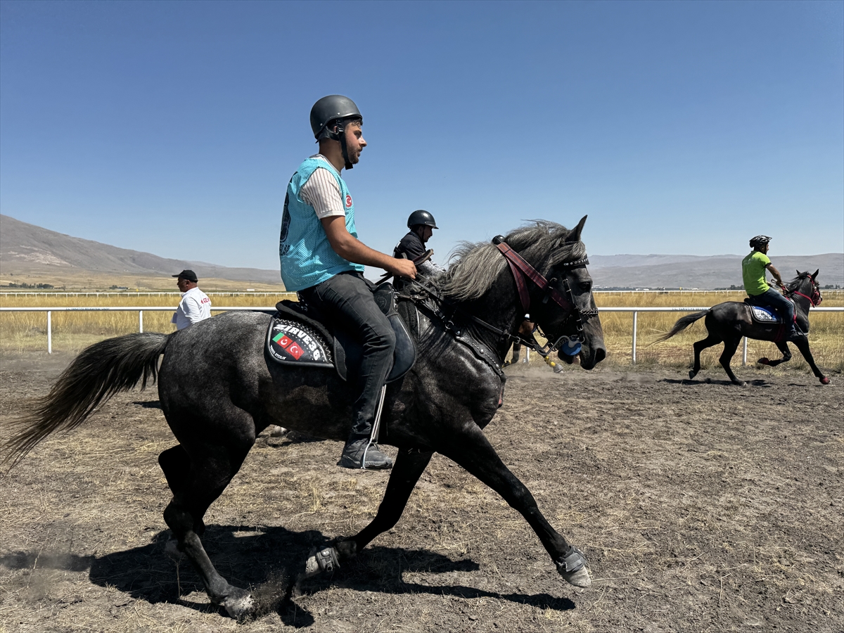 Erzurum'da “3. Geleneksel Rahvan At Yarışları” düzenlendi