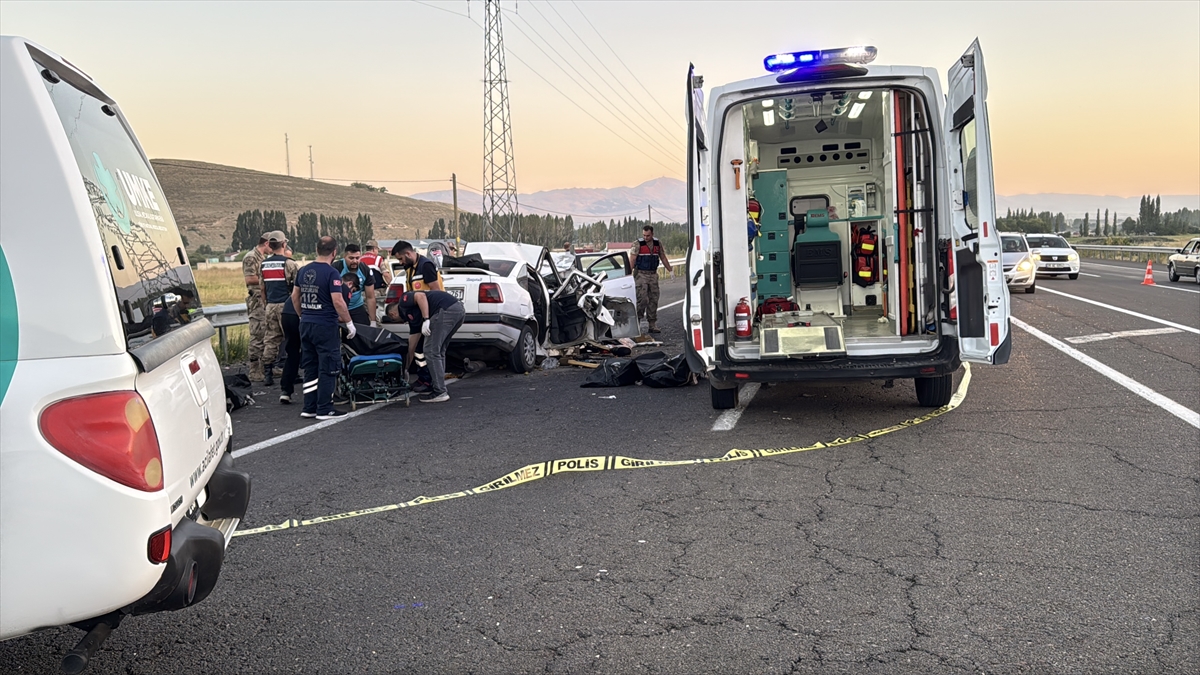 GÜNCELLEME – Erzurum'da iki otomobilin çarpıştığı kazada 4 kişi öldü, 4 kişi yaralandı
