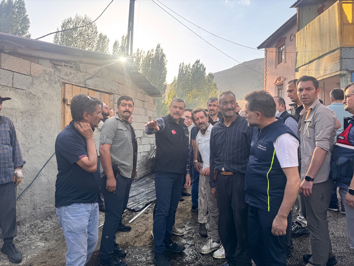 Erzurum'da kırsal mahallede evde çıkan ve bitişikteki evlere sıçrayan yangına müdahale ediliyor