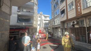 İSTANBUL (AA) – Esenler'de binanın çatısında çıkan yangın itfaiye ekiplerince