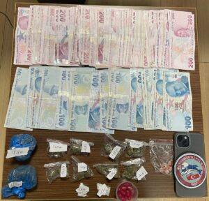 İSTANBUL (AA) – Esenyurt'ta aracında uyuşturucu bulunduğu gerekçesiyle gözaltına alınan