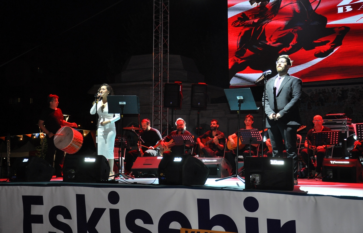 Eskişehir'de senfoni orkestrası kahramanlık türküleri seslendirdi